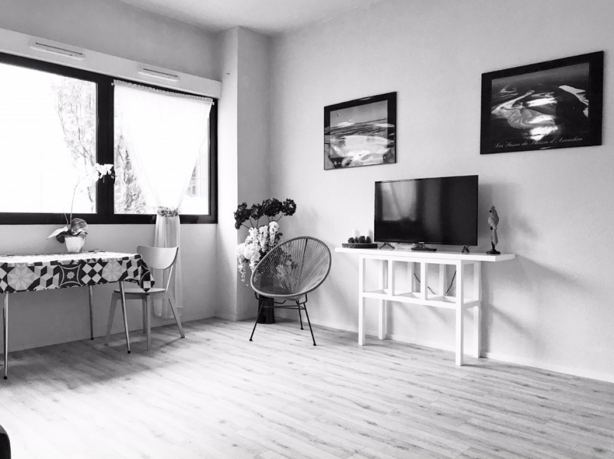 photo immobilière en noir et blanc